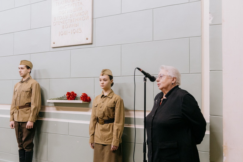 Традиционное возложение цветов к  Мемориальной доске РГИСИ