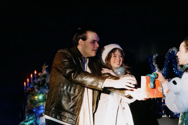 Предновогодние показы спектакля «И жили они долго и счастливо»