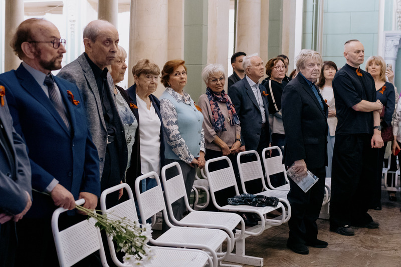 Возложение цветов к мемориальной доске (2026 год)
